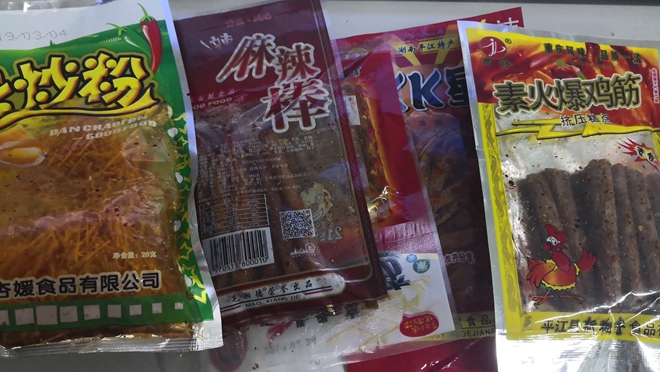 【记者调查】合肥多所小学周边"5毛辣条"躲着卖