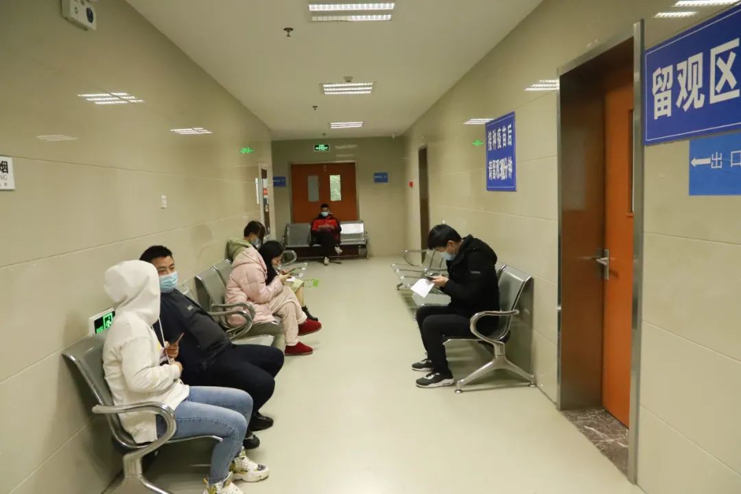 和县人民医院的接种具体地点是在医院大门的左侧(按照指示牌即可)和县